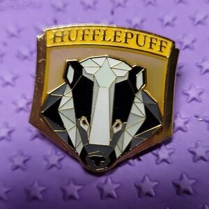 Loungefly Harry Potter , Hugglepuff crest pin .